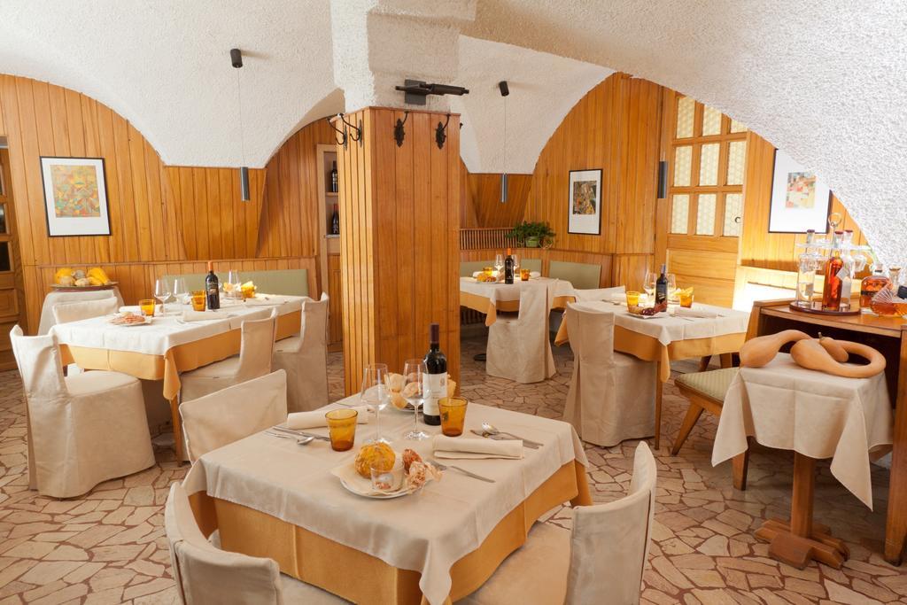 Hotel Centrale Torbole Sul Garda Esterno foto