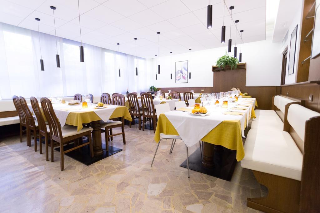 Hotel Centrale Torbole Sul Garda Esterno foto
