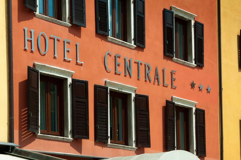 Hotel Centrale Torbole Sul Garda Esterno foto